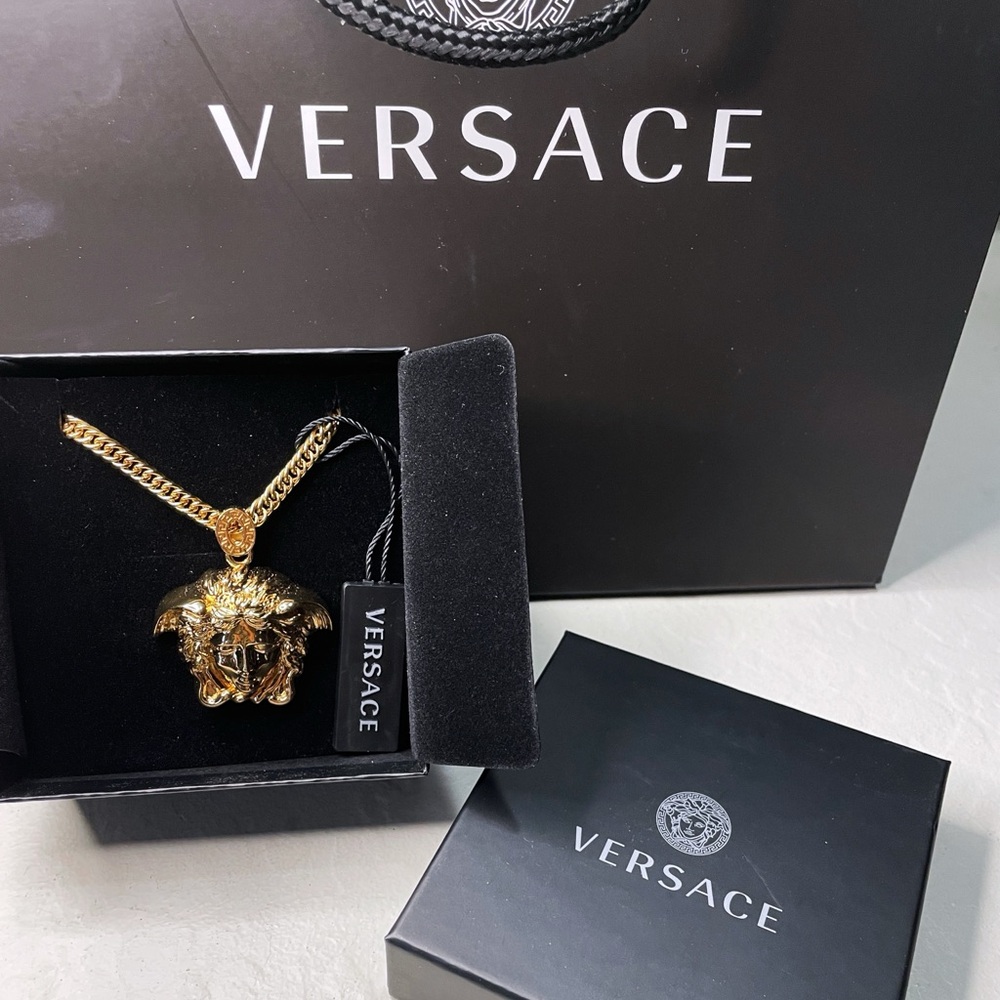 ❌🔥SOLD🔥❌ NWT Versace large Medusa necklace full set